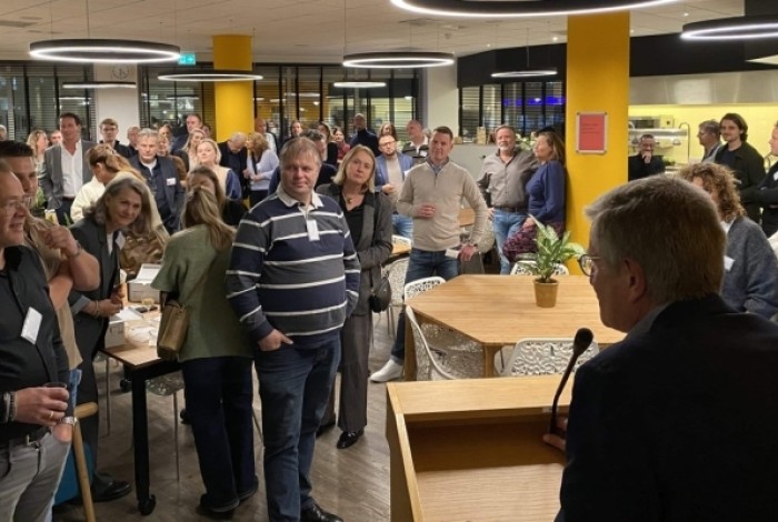 Zakenclub Huizen op bezoek in het gemeentehuis