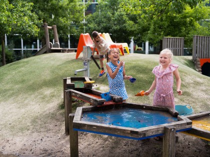 hard lachen spelen met water