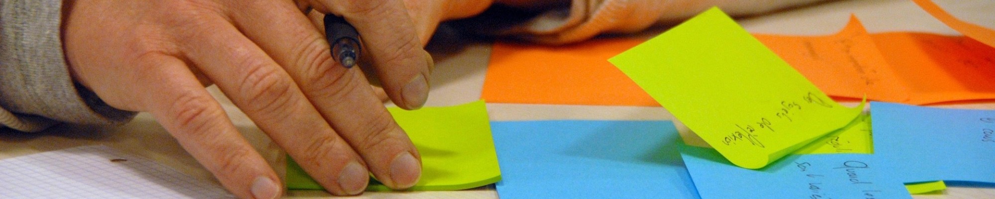 Close-up van papier en post-its op een bureau