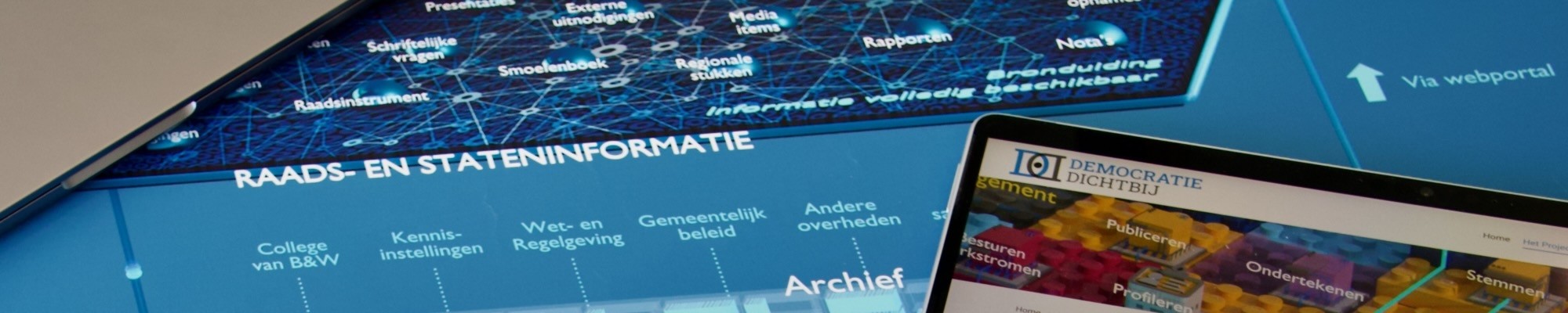 Een foto van tafels in een lege raadzaal