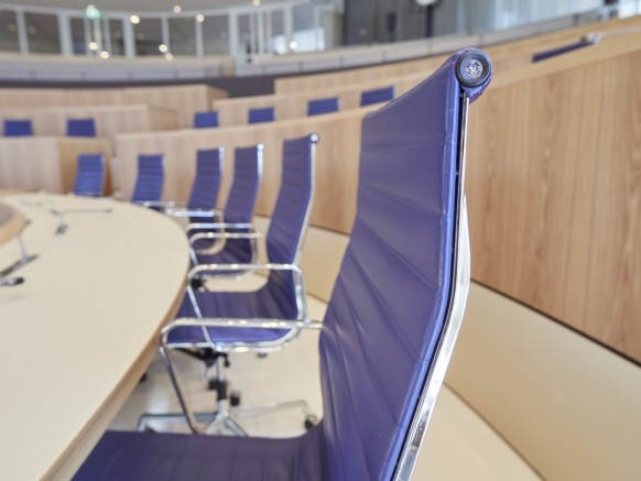 Stoelen in een lege raadzaal