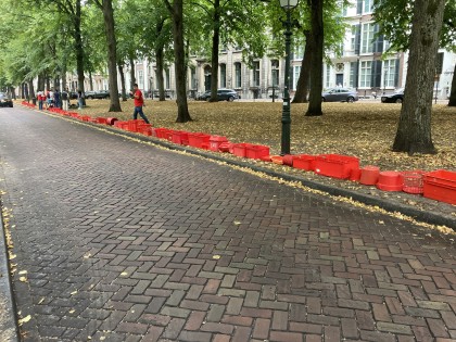Carolien Adriaansche - Rode lijn van plastic afval