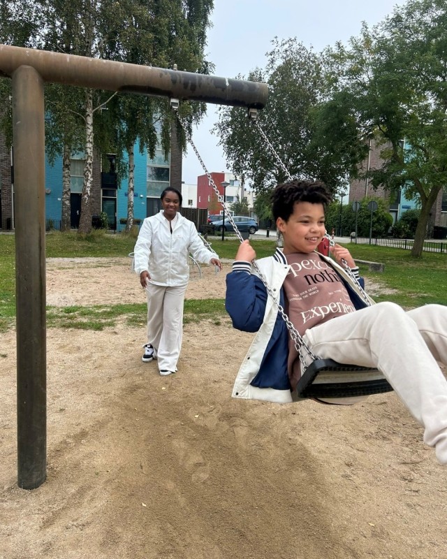 Kinderen spelen met blokken