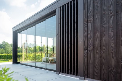 glazen schuifwand met zwarte wand