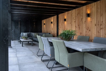 lange overkapping zwart