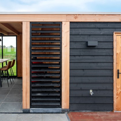 louvre deel met zwarte wanden