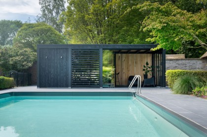 overkapping bij zwembad met schuur