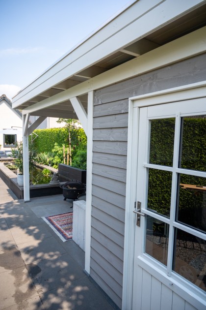 Overkapping in wit met grijze wand