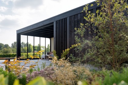 zwarte overkapping met schuur