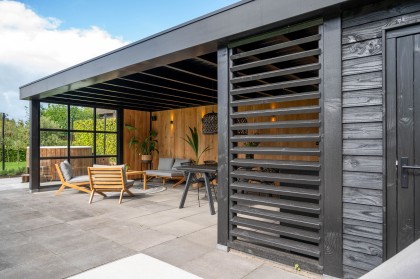 zwarte overkapping open