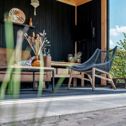 zwarte wand in buitenkamer