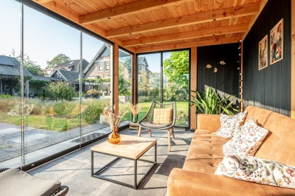 zwarte wand in overkapping