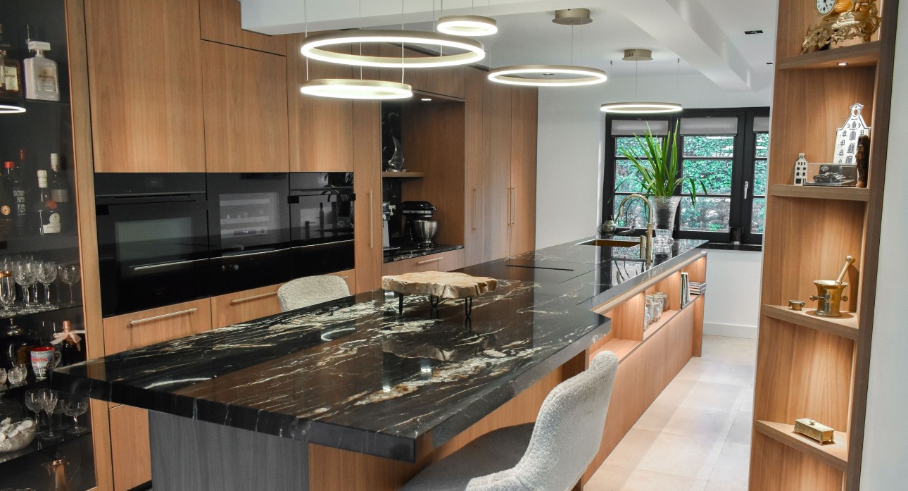 Maatwerk keuken met kookeiland met keuken bar gemaakt van notenfineer en kwartsiet natuursteen