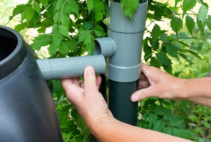 Een regenwaterton aansluiten