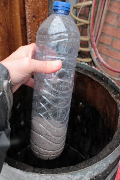 0323-0082 Foto Anneke Beemer PET flessen in regenton