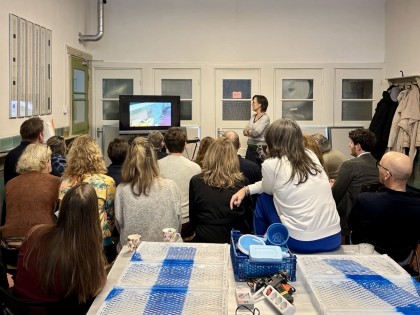 De Afvaljuf - workshop bedrijfslogo van plastic afval/presentatie