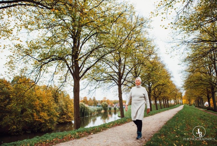 Annette wandelend in de natuur
