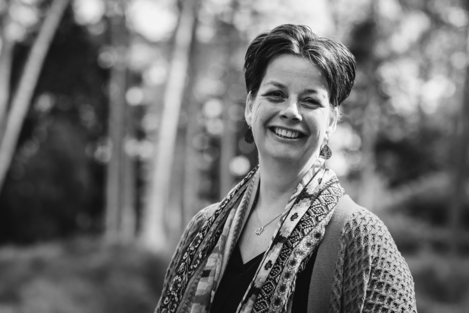 Miriam, van Veerkracht bij kanker, in een bloemige struik