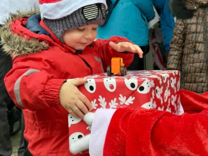 Kind neemt kerstcadeau in ontvangst van Rudolph Balazhinec