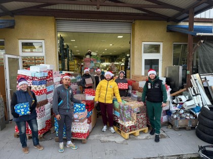 Rudolph Balazhinec en zijn teams met uit te delen kerstcadeaus