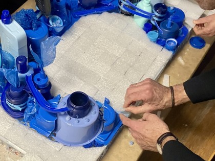 De Afvaljuf - Bedrijfslogo van plastic afval