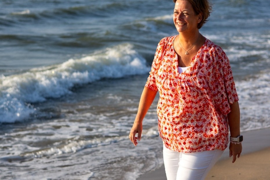 Miriam, van Veerkracht bij kanker, in een bloemige struik