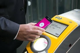 Betalen met telefoon bij een checkin poortje van NS