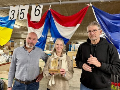 Bestuursleden van Skin ontvangen een beeldje als dank