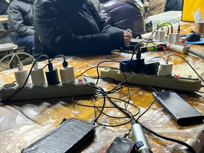 Burgers laden hun telefoons en zaklantaarns op in de noodopvang in Kyiv