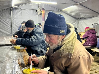 Burgers ontvangen maaltijd in de noodopvang in Kyiv