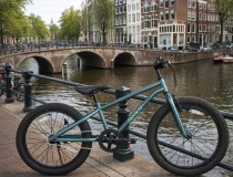 Scout op gracht Amsterdam