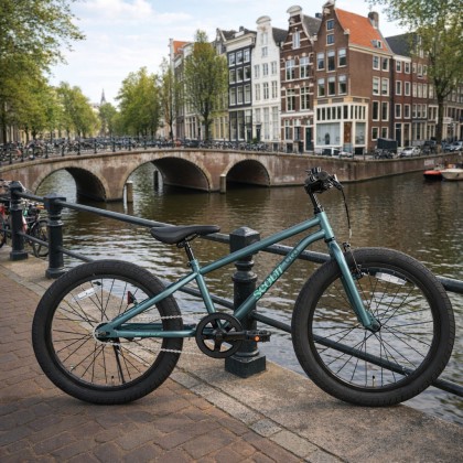 Scout op gracht Amsterdam