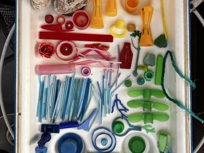 Carolien Adriaansche - Middellandse zee - verzameling klein plastic afval