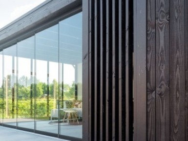 glazen-schuifwand-met-zwarte-wand-54131