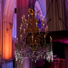 De kroonluchter gaat omhoog