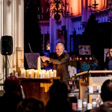 Theo brandt de eerste kaars