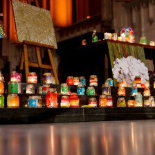 Kaarsen en kunstwerken