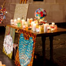 Kaarsen en kunstwerken