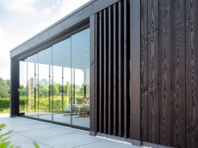 glazen schuifwand met zwarte wand