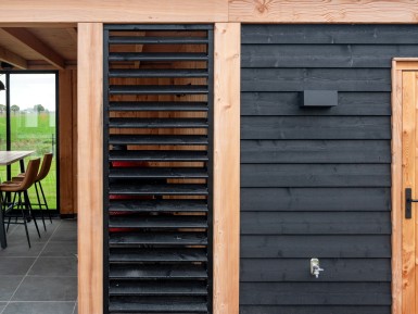 louvre deel met zwarte wanden