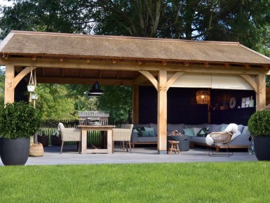 Buitenverblijf met rietenkap (2).JPG