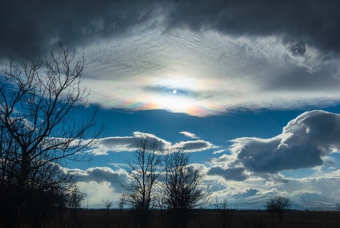 zon achter de wolken