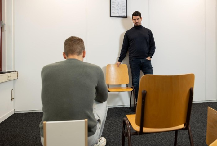 Therapiegesprek bij seksueel trauma in praktijkruimte