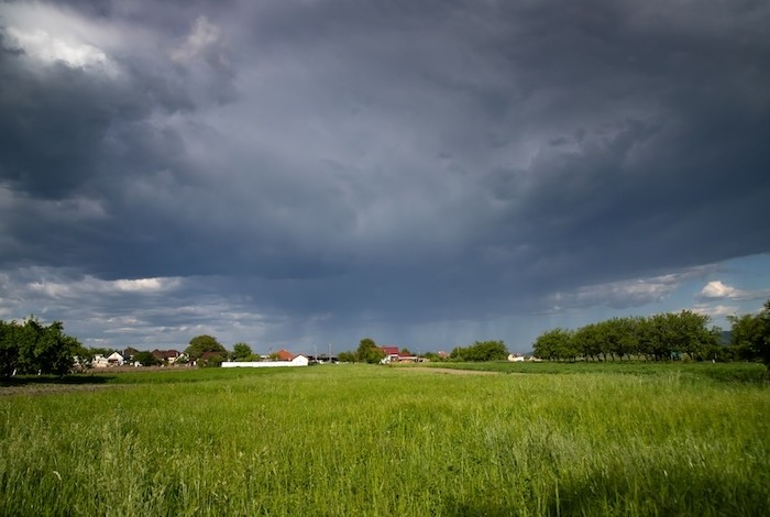 donkere wolken met opklaringen erachter